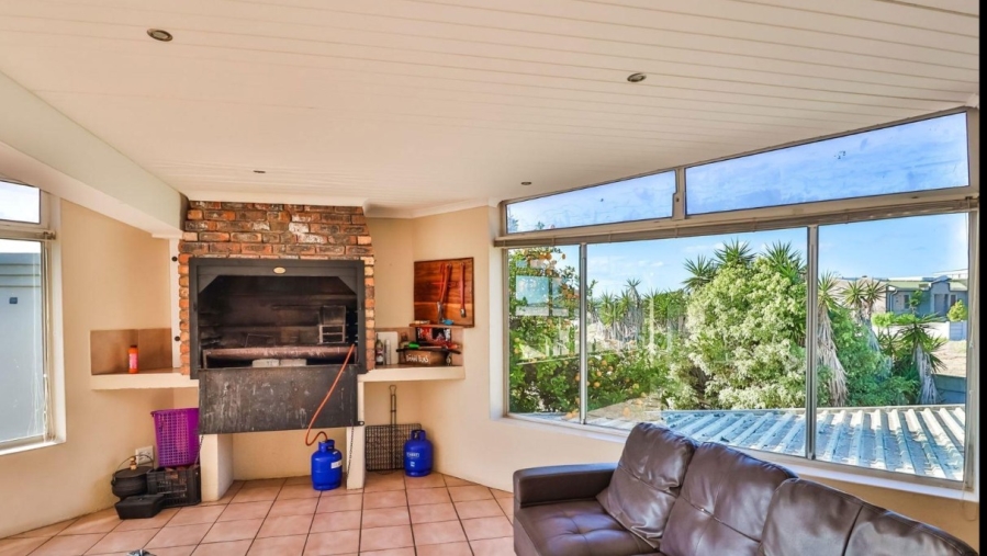 8 Bedroom Property for Sale in Middedorp Western Cape